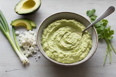 Grüne Avocado-Hüttenkäse-Sauce