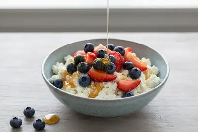 Hüttenkäseschale mit Beeren