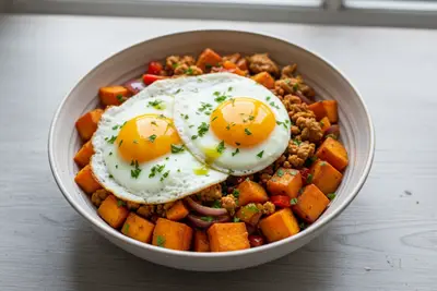 Frühstücksschüssel mit Eiern und Truthahn
