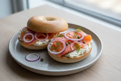 Bagel mit Lachs und Frischkäse