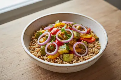 Farro-Schüssel mit geröstetem Gemüse